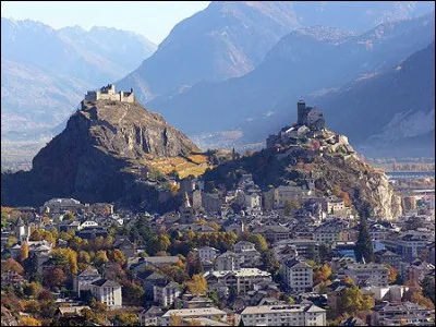 Comment s'appellent ces deux châteaux ?