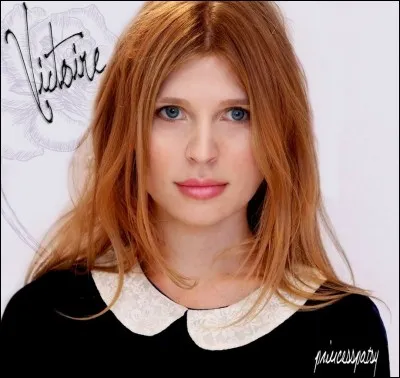 Dans ''Harry Potter et l'enfant maudit'' Victoire Weasley ,la fille de Bill Weasley et de Fleur Delacour est surprise par son cousin James Potter le fils de Harry Potter et de Ginny Weasley alors qu'elle embrassait quelqu'un, mais qui ?