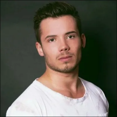 Il est le cousin de :