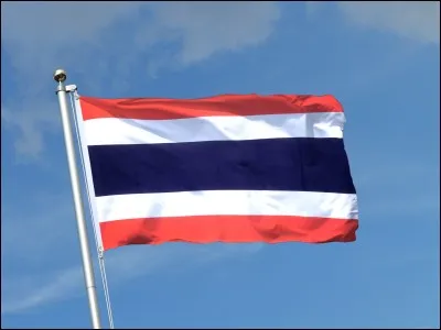 Le drapeau de quel pays a deux bandes rouges horizontales avec au milieu, deux bandes blanches et une large bleue ?