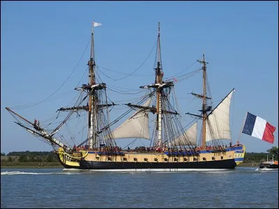 Combien de temps a duré le chantier de la construction de la réplique concernant la frégate l'Hermione à Rochefort ?