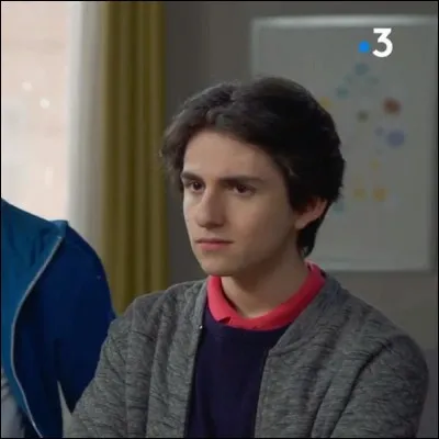 Quel personnage a découvert que son père avait eu un fils plus jeune que lui avec une autre femme que sa mère ?