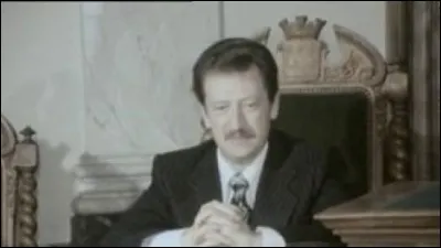 Quel ancien maire a le m&ecirc;me nom qu'un chanteur de vari&eacute;t&eacute; ?