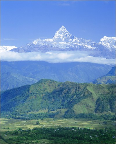 Le Machapuchare se situe au Népal, que signifie son nom, "Machapuchare" ?