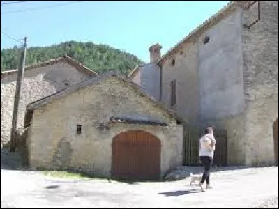 Petit village Dr&ocirc;mois de 28 habitants, Charens se situe en r&eacute;gion ...