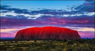 L'Uluru est ce qui s'appelle un "inselberg", mot qui signifie "montagne-île". Où se situe ce gros caillou, haut de 348 mètres ?