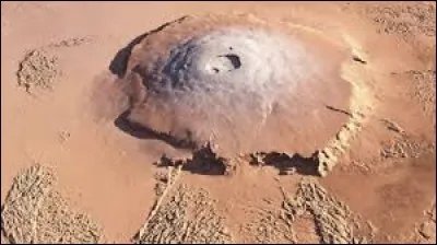 D'une altitude de 21 229 mètres, Olympus Mons est la plus haute montagne connue de notre système solaire. Elle se situe sur ...