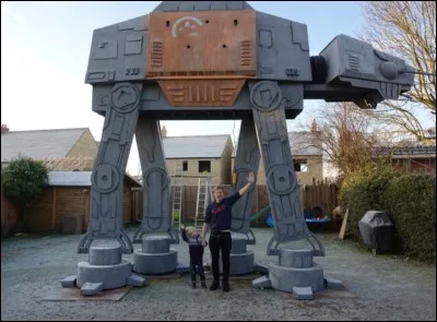 Eh si, cette chose est bien de cette taille et plantée dans un jardinet anglais. Colin Furze, un papa anglais, l'a totalement construite, et on a accès à l'intérieur. On sait donc que M. Furze est... ?