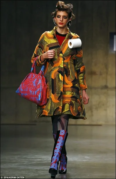 Ah la mode, la mode... Ce qui fait tout le sel, si l'on ose dire, de ce modèle, c'est sa broche ! Encore heureux que... ?