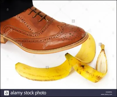 Une personne glisse sur une peau de banane et elle tombe. Que fais-tu ?