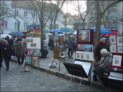 Vous commencez votre balade en amoureux à Montmartre, sur la célèbre place du Tertre. Véritable carrefour de l'art, vous pouvez prendre le temps d'observer le travail des artistes en slalomant entre les nombreux touristes. Dans la liste suivante, retrouvez les deux peintres qui ont vécu à Montmartre.