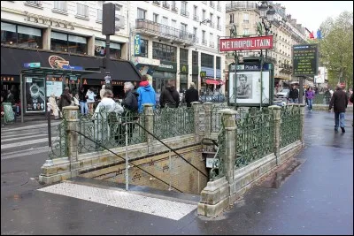 Vu que vous n'aimez pas trop le métro et que vous préférez profiter des multiples facettes de la ville, vous descendez à Pigalle. La place Pigalle fait partie des célèbres lieux de Paris que l'on peut retrouver au Monopoly. Parmi les propositions de la liste suivante, indiquez les deux lieux présents sur le plateau de ce célèbre jeu.