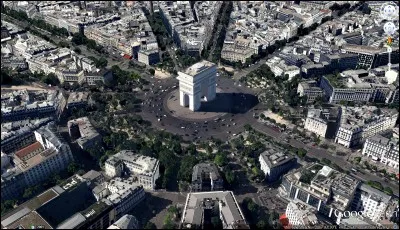 Après avoir fait le tour de la place de Clichy, vous descendez sur les quais de la ligne 2 pour vous rendre jusqu'à la place Charles de Gaulle-Étoile. Vous montez même en haut de l'Arc de Triomphe pour profiter de la vue. Parmi les propositions ci-dessous, indiquez les deux avenues qui ne convergent pas vers la célèbre place.