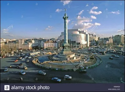 Pour terminer votre périple, vous prenez la ligne 1 jusqu'à Bastille. Lieu politique et symbolique de la Révolution française, la place fut le théâtre de la prise de la forteresse de la Bastille ainsi que de sa destruction. Cependant, il reste deux vestiges de ses fondations, visibles dans les souterrains du métro. Où pouvez-vous les trouvez exactement ?