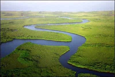 Comment dit-on "être situé sur un fleuve" ?
