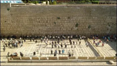 Le mur des lamentations est : 
a) aussi connu sous le nom «Mur occidental», b) un vestige du temple de Jérusalem, c) situé dans la Méditerranée, d) important pour l'ensemble des juifs, e) est un mur qui a été construit pour protéger les juifs dans le passé, f) rempli de petits papiers avec des intentions ou prières.