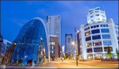 Je vous emmène à Eindhoven. Nous serons ...