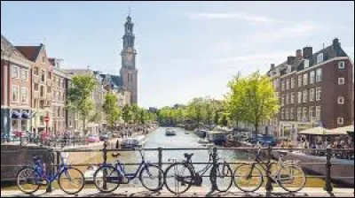 Nous partons à Amsterdam. Je suis sûr que vous connaissez le nom du pays dans lequel se situe cette ville.