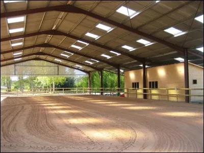 Quel est le nom de l'endroit abrité où tu as cours l'hiver ou quand il pleut ?