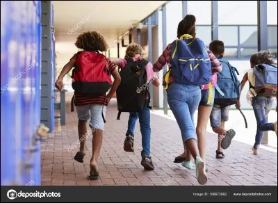 Ces élèves sont en train de courir dans les couloirs du collège, ce qui est interdit. Que dois-tu leur dire ?
