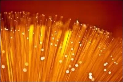 I : Quel pays a la couleur orange sur son drapeau ?