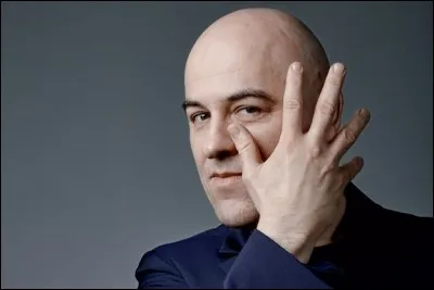 Qui est ce chanteur assez peu connu pour son oeuvre mais dont on retient forcément le nom de scène tronqué ?