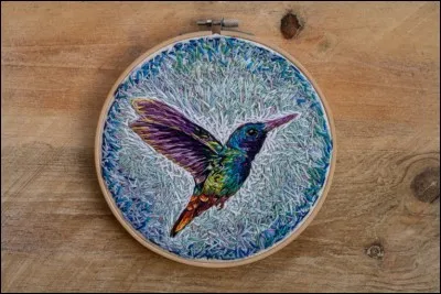 Regardez bien l'image ! Cette très belle broderie est une création de Danielle Clough, et elle vous dirige vers un prénom, lequel ?