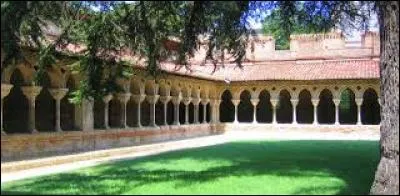 Quel superbe clotre se trouve sur un des chemins de St Jacques ?