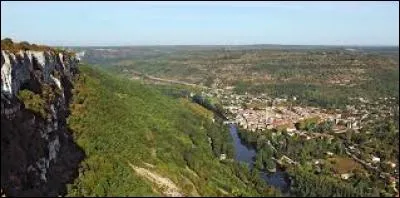 Quel beau village se trouve  l'entre des gorges de l'Aveyron ?