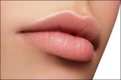 Un long filet de --- s'échappe de ses lèvres.