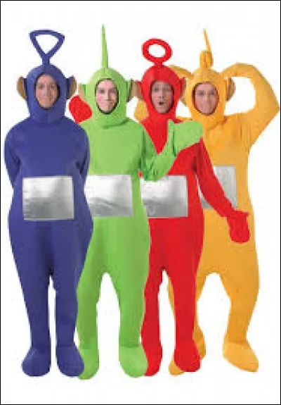 Il faudrait réunir au moins --- costumes identiques.