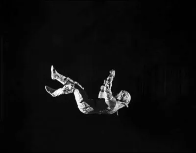 Après de nombreuses minutes de réflexion, vous vous décidez à appuyez sur le bouton n°2, car vous remarquez que 8 est le double de 4, et que 6 est le double de 3 dans les exemples, et 4 est le double de 2. Vous appuyez, confiant, et une petite lumière rouge s'allume sur le tableau. Vous observez autour de vous, et la plaquette de bois sur laquelle vous vous tenez se met à bouger. Vous avez un mauvais pressentiment... Clac ! D'un coup, la plaquette s'ouvre, et vous tombez... Vous comprenez donc que vous avez mal répondu ! Comment réagissez-vous ? (La suite prochainement...)