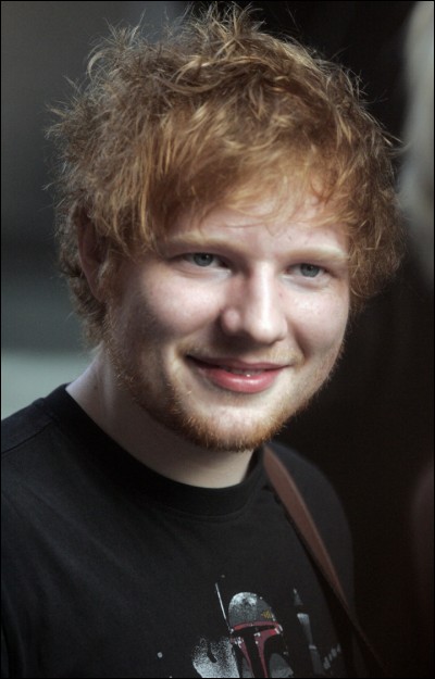 Commençons par le chanteur britannique Ed Sheeran. Ed Sheeran déteste les réseaux sociaux.
