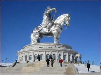 Nous acheminons notre voyage dans un pays d'Asie centrale. Ici, on boit du lait de yack et je suis le pays le moins dens&eacute;ment peupl&eacute;. Qui suis-je ?