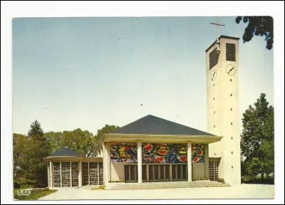 Ensuite je suis parti dans le Doubs pour admirer les vitraux en dalles de verre, de Fernand Léger, vitraux qui se trouvent dans l'église de quelle ville ?