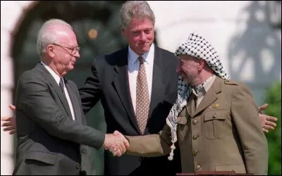 Qui a signé les accords d'Oslo en 1993 ?