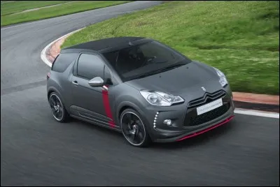 Cette voiture sert plutôt de véhicule de remplacement. Il m'arrive souvent de la prêter à des amis qui viennent séjourner à la maison. C'est une...