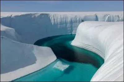 Le d&eacute;p&ocirc;t noir dans le fond du chenal est de la cryoconite : une substance noire qui fait fondre les glaciers du monde plus rapidement que par le pass&eacute; car les mat&eacute;riaux sombres absorbent la chaleur du soleil.