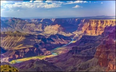 Long de 446 km et large de 27, ce canyon est inscrit au patrimoine mondial de l'UNESCO depuis 1979. Il s'y trouve un bon millier de cavernes dont les deux tiers n'ont pas &eacute;t&eacute; explor&eacute;es. Celle des ''d&ocirc;mes'' poss&egrave;de d'impressionnantes stalactites et stalagmites.