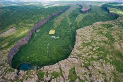 Ce cirque naturel a une forme de fer &agrave; cheval. Selon la l&eacute;gende, il s'agirait de l'empreinte d'un sabot du cheval d'Odin. Il y a un petit lac avec des canards mais la cascade est pratiquement ass&eacute;ch&eacute;e mais la v&eacute;g&eacute;tation environnante est abondante.