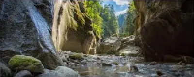 Cette gorge du Tyrol autrichien &eacute;veille tous les sens, propose de tr&egrave;s belles excursions et permet de pratiquer beaucoup de sports pour les amateurs d'aventures et de sensations fortes. Mais, pour y avoir pass&eacute; un &eacute;t&eacute;, j'affirme que c'est surtout tr&egrave;s beau.