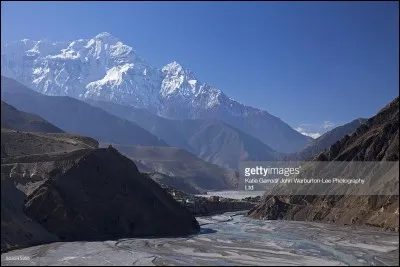 Cette gorge est sans doute la plus profonde au monde. Elle re&ccedil;oit, entre autres, les eaux de l'Annapurna : elle a servi, pendants des si&egrave;cles, de route commerciale entre l'Inde et le Tibet.