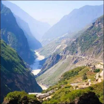 Le Yang-Ts&eacute;-Kiang arrive du Tibet, creuse des gorges spectaculaires avec des falaises de 2 000 m de hauteur. Elles sont consid&eacute;r&eacute;es comme les plus belles et les plus profondes de Chine. Un paysage stup&eacute;fiant de beaut&eacute; avec des sommets de plus de 5 000 m.