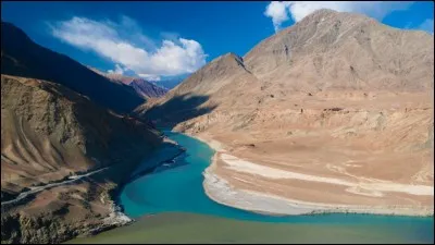 Dans la r&eacute;gion du Ladakh, le fleuve a creus&eacute; de magnifiques canyons qui pr&eacute;sentent des paysages irr&eacute;els. Ce sont des gorges &eacute;poustouflantes, les plus profondes au monde : 4 500 &agrave; 5 200 m.