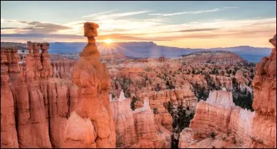 Voici la plus grande collection de ''hoodoos'' (roches debout) au monde : pendant des millions d'ann&eacute;es, l'eau, le vent, le gel et le d&eacute;gel ont cr&eacute;&eacute; un paysage unique, form&eacute; de chemin&eacute;es de f&eacute;es et d'arches.