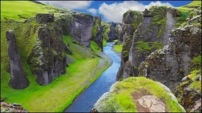Ce canyon islandais atteint par endroits 100 m&egrave;tres de profondeur. Creus&eacute; par la rivi&egrave;re Fja&eth;r&aacute;, il offre au regard des falaises recouvertes d'une abondante v&eacute;g&eacute;tation. C'est un endroit totalement diff&eacute;rent de ceux qu'on a l'habitude de voir.