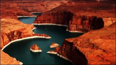 Ce canyon fait plus de 5 000 km et borde une r&eacute;serve indienne navajo. Les eaux qui l'ont creus&eacute; alimentent le deuxi&egrave;me plus grand lac artificiel des USA. Des excursions nautiques permettent d'admirer les lieux et la p&ecirc;che &agrave; la truite y est de niveau international.