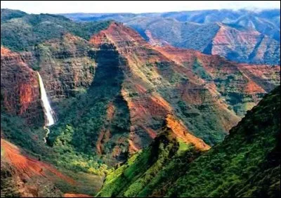 Ce grand canyon du Pacifique offre d'extraordinaires vues panoramiques sur des kilom&egrave;tres. Ce paysage appr&eacute;ci&eacute; des peintres propose un fond de vert luxuriant au milieu de taches de couleur rouge, le tout parsem&eacute; de cascades.
