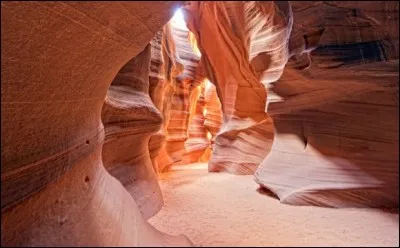 Situ&eacute;e au nord de l'Arizona, dans une r&eacute;serve appartenant aux Navajos, ce canyon est constitu&eacute; de deux gorges distinctes, une haute, une basse. La couleur des parois est d'un orange tr&egrave;s intense et lorsque le soleil les illumine, l'endroit devient f&eacute;erique : le monde souterrain y est fantastique.