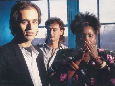 F - Le trio vocal ''Fredericks Goldman Jones'' a marqué les années 90. Quel est le prénom de la chanteuse américaine Fredericks ?